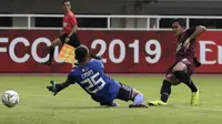 Gelandang PSM Makassar, Rizky Pellu, berusaha mencetak gol ke gawang Kaya FC-Iloilo pada laga AFC Cup 2019 di Stadion Pakansari, Bogor, Selasa (2/4). Kedua tim bermain imbang 1-1. (Bola.com/Yoppy Renato)