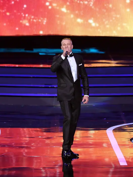 Membawakan salah satu lagunya ang berjudul Bad Day, tampak Daniel Powter bersalaman dengan salah satu finalis. Melihat momen ini, tentunya para penonton bersorak dengan ramai. (Nurwahyunan/Bintang.com)