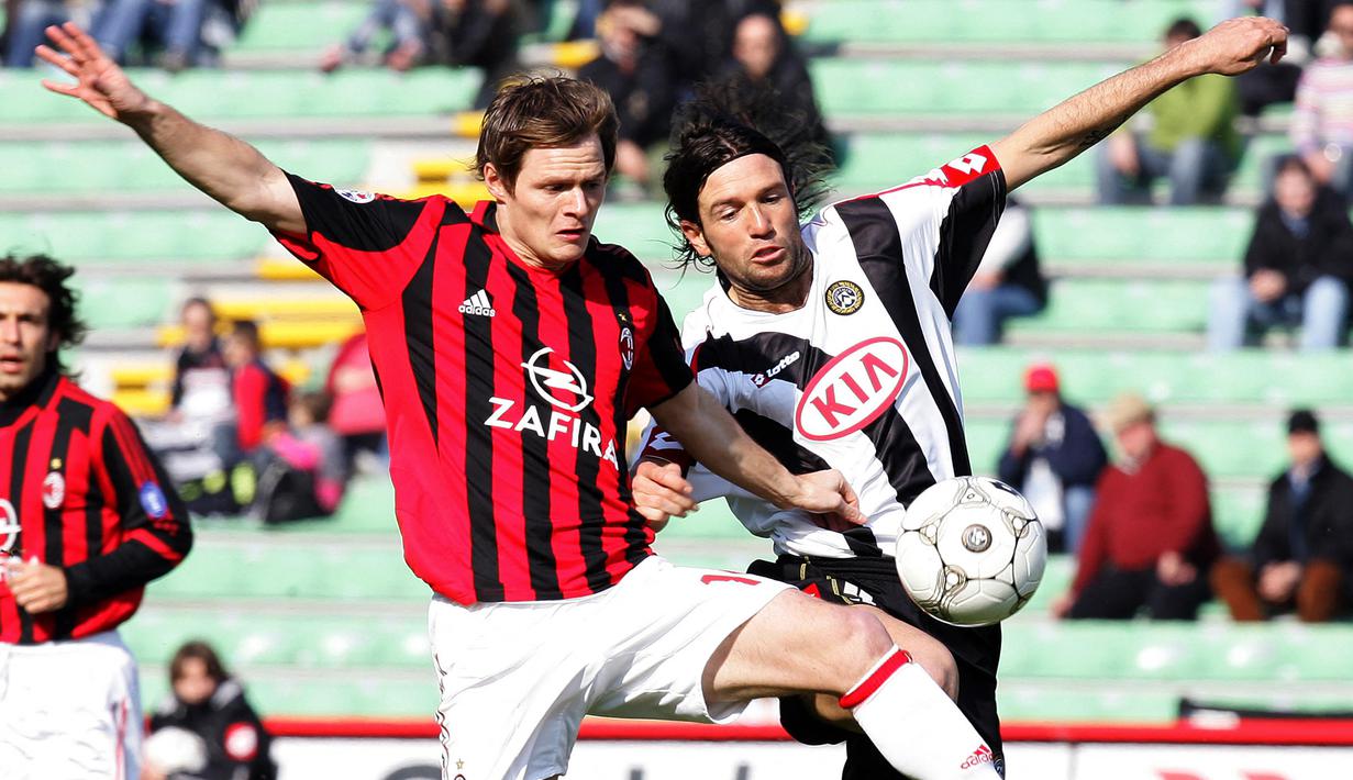 Gelandang AC Milan, Johann Vogel (kiri) berebut bola dengan gelandang Udinese, Vincent Candela pada laga Liga Italia 2005/2006 di Friuli Stadium, Udine (19/3/2006). Johann Vogel yang telah pensiun pada Maret 2012 didatangkan AC Milan dari PSV Eindhoven pada awal musim 2005/2006. Hanya bertahan semusim, ia total tampil dalam 22 laga dengan torehan 1 assist. Bersama Timnas Swiss ia mengoleksi 94 caps dengan torehan 2 gol. (AFP/Paco Serinelli)