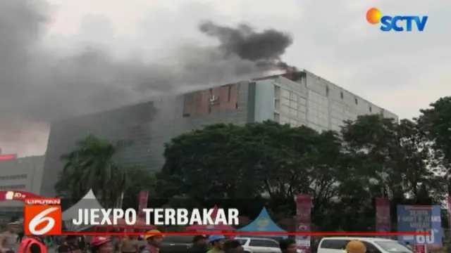 Gedung JI Expo Kemayoran, Jakarta Pusat, terbakar Selasa petang, 5 Juni 2018. Belum diketahui penyebab kebakaran, namun api diduga berasal dari percikan api las pekerja yang berada di lantai 7 gedung tersebut.
