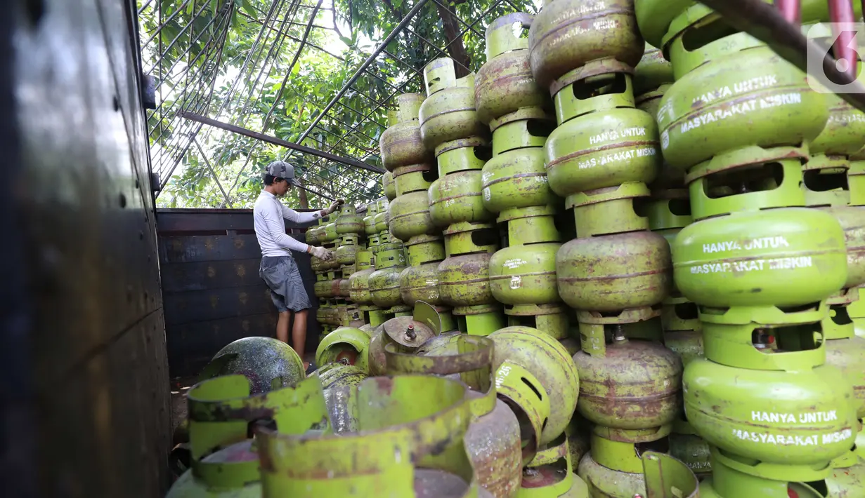 Pekerja merapikan tabung gas 3 kilogram dari atas truk saat distribusi di kawasan Jakarta, Senin (13/6/2022). PT Pertamina (Persero) menerima tambahan belanja subsidi bahan bakar minyak (BBM) dan liquefied petroleum gas (LPG) sebesar Rp235 miliar. Dengan tambahan itu, maka BBM jenis Pertalite dan Gas LPG 3 Kg dipastikan tidak akan naik. (Liputan6.com/Angga Yuniar)