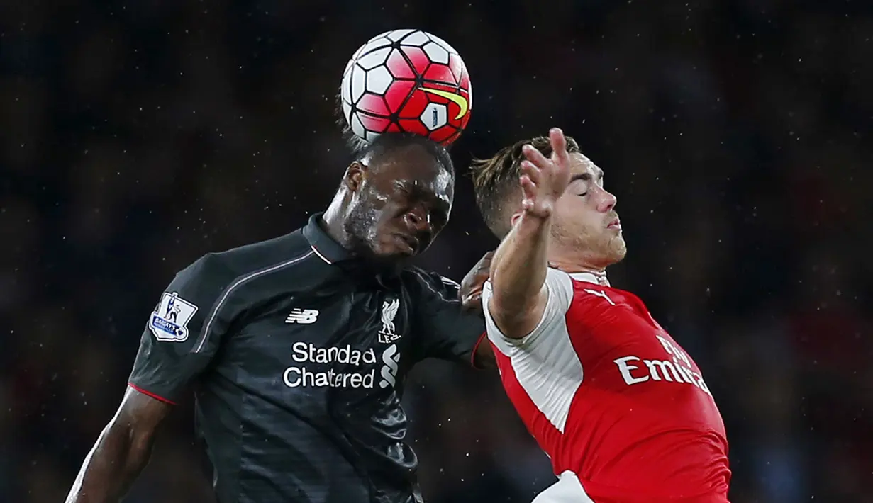 Striker Liverpool, Christian Benteke (kiri), berebut bola dengan pemain Arsenal, Calum Chambers. (Reuters/Eddie Keogh)