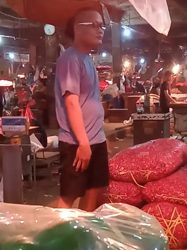 Pedagang Bawang di Pasar Viral Disebut Punya Wajah Mirip Sule, Ini 6 Potretnya