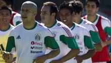 Adolfo Bautista (kiri), Cuauhtemoc Blanco (tengah), dan Alberto Medina dari Timnas Meksiko berlari-lari kecil selama sesi latihan di Mexico City pada tanggal 30 April 2010 sebagai persiapan untuk pertandingan persahabatan berikutnya melawan Ekuador pada tanggal 7 Mei di New Jersey, Amerika Serikat. (FOTO AFP/OMAR TORRESOMAR TORRES /AFP)