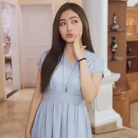 Seleb 22 tahun ini memang sering memilih simple dress untuk menunjang penampilannya. Warna dress yang ia pilih juga tidak mencolok. Meski demikian, Natasha tetap terlihat menawan.(Liputan.com/IG/@natashawilona12)