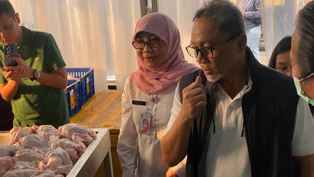 Menteri Perdagangan (Mendag) Zulkifli Hasan mengunjungi Rumah Potong Hewan Unggas (RPHU) Rawa Kepiting, di Kawasan Industri Pulogadung, Jakarta, Sabtu (4/5/2024). (Arief/Liputan6.com)
