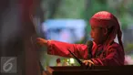 Seorang anak menunjukkan keahliannya menjadi dalang selama festival Dalang Bocah di Kawasan Kota Tua, Jakarta (20/11). Festival kali keenam ini diikut 22 peserta dari kota-kota di sekujur Pulau Jawa, Lampung dan NTB. (Liputan6.com/Gempur M Surya)