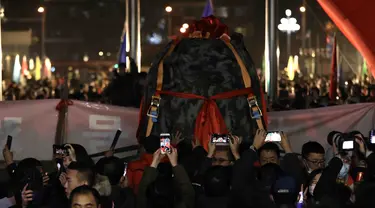Orang-orang merayakan kedatangan kapsul pembawa pulang (return capsule) wahana antariksa China, Chang'e-5, di Akademi Teknologi Luar Angkasa China di Beijing, ibu kota China (17/12/2020). Kapsul tersebut diterbangkan ke Beijing pada Kamis (17/12) malam waktu setempat. (Xinhua/Jin Liwang)