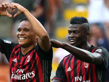 Bomber AC Milan, Carlos Bacca, merayakan gol yang dicetaknya ke gawang Torino pada laga Serie A Italia di Stadion San Siro, Milan, Italia, Minggu (21/8/2016) atau dini Senin dini hari WIB. Milan menang 3-2 atas Torino. (EPA/Matteo Bazzi)