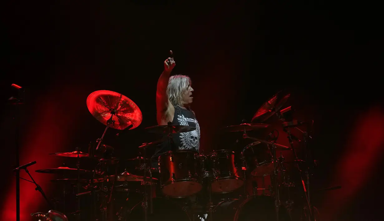 Aksi drummer band rock Jerman Scorpions Mikkey Dee saat konser di Stadion Tsirion Limassol, Siprus, Selasa (12/7/2022). Hingga saat ini, mereka telah menjual lebih dari 120 juta rekaman, memainkan lebih dari 5.000 konser. (AP Photo/Petros Karadjias)