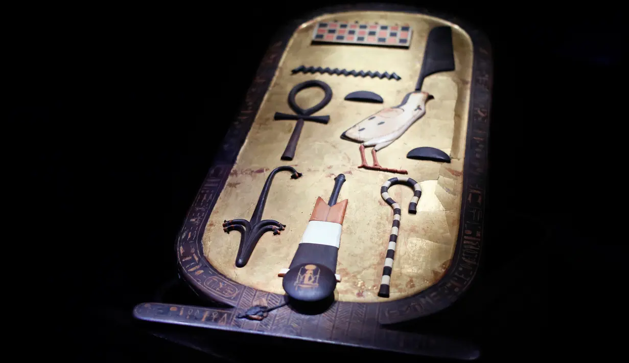 Kotak cartouche kayu hias ditampilkan dalam pameran tentang harta karun Firaun Tutankhamun di Grande Halle of La Villette, Paris, Prancis, Kamis (21/3). (AP Photo/Francois Mori)