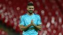 Penyerang Prancis, Olivier Giroud, berlatih jelang laga persahabatan melawan Inggris di Stadion Wembley, Inggris, Senin (16/11/2015). (AFP Photo/Justin Tallis)