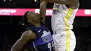 Pebasket Golden State Warriors, Kevin Durant, berusaha memasukan bola saat melawan Dallas Mavericks pada laga NBA di Oracle Arena, Oakland, Kamis (14/12/2017). Warriors menang 112-97 atas Mavericks. (AP/Marcio Sanchez)