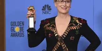 Aktris Meryl Streep berpidato di atas panggung Golden Globe Awards 2017 ketika memperoleh penghargaan yang dinamakan dengan Cecil B. DeMill Award. Pidato penuh semangat itu diakhirinya dengan mengenang sosok Carrie Fisher. (AFP/Bintang.com)