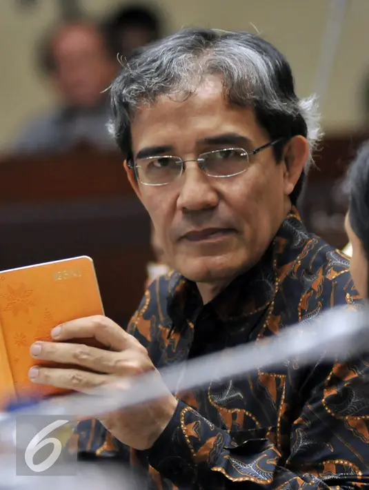 Plt Ketua KPU Hadar Nafis Gumay saat mengikuti RDP dengan Komisi II DPR, Jakarta, Jumat (15/7). Rapat membahas Pilkada 2015 yang belum terlaksana di 3 daerah (Liputan6.com/Johan Tallo)