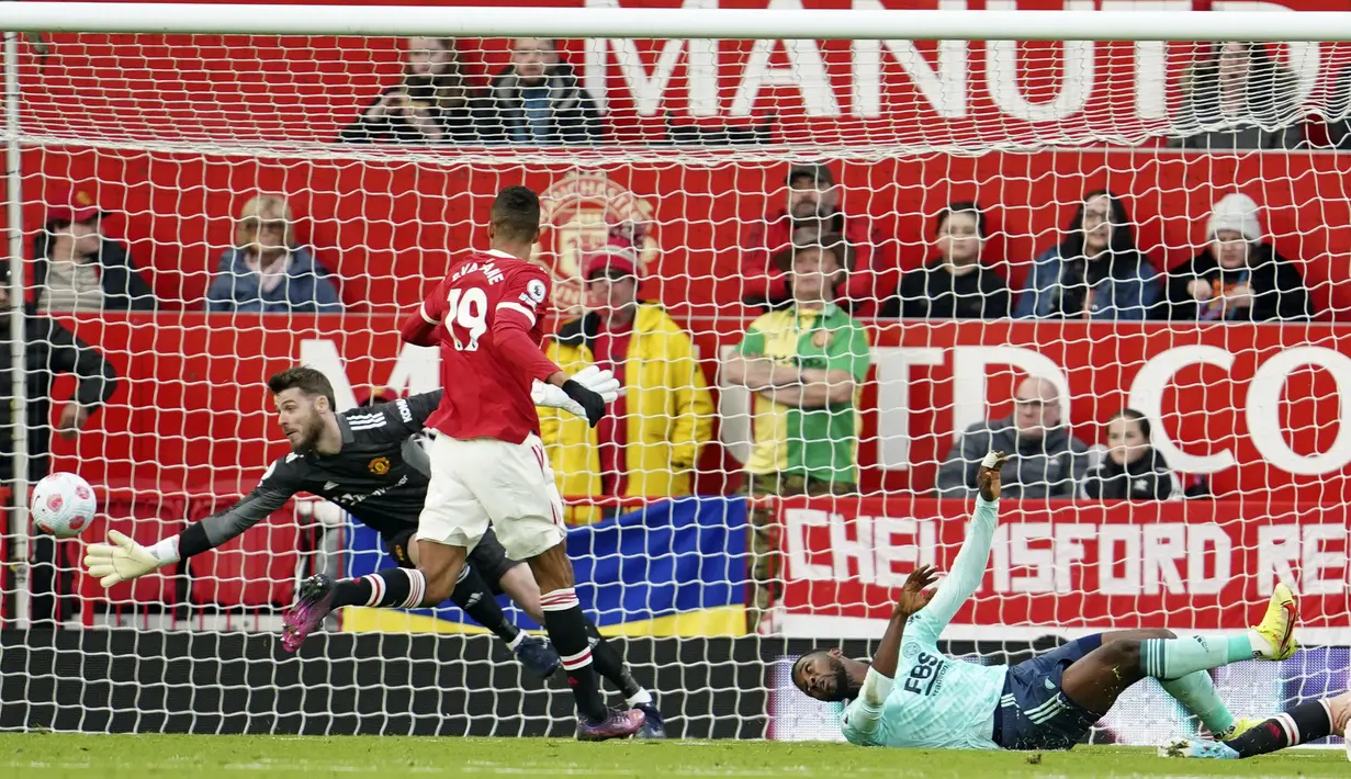 Sejak awal pertandingam Manchester United dikagetkan oleh sejumlah percobaan yang dilancarkan tim tamu. Beruntung De Gea mampu mematahkan serangan yang dilancarkan Si Rubah. (AP/Jon Super)
