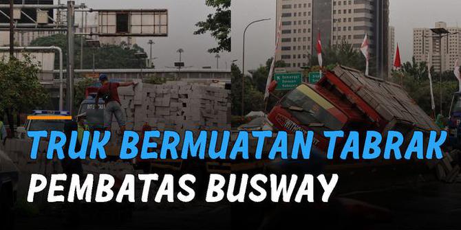 VIDEO: Ngeri, Truk Bermuatan Bata Hebel Tabrak Pembatas Busway