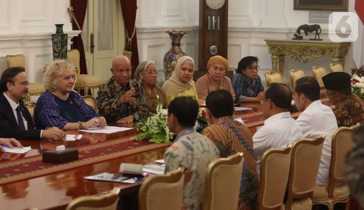 Ketua Forum Stop TB Partnership Indonesia (FSTPI) Arifin Panigoro (ketiga kiri) beraudiensi dengan Presiden Joko Widodo di Istana Merdeka, Jakarta, Senin (9/12/2019). Delegasi Aksi Stop TBC Dunia itu dipimpin oleh Ketua Forum Stop TB Partnership Indonesia (FSTPI) Arifin Panigoro. (Liputan6 com/Angga