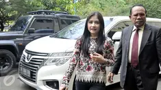 Pesinetron muda, Prilly Latuconsina didampingi pengacaranya mendatangi Polda Metro Jaya, Jakarta, Jumat (31/7/2015). Kedatangannya untuk melaporkan kasus foto bugil mirip dirinya yang beredar di dunia maya. (Liputan6.com/Panji Diksana) 