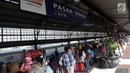 Calon penumpang menunggu kereta di Stasiun Pasar Senen, Jakarta, Jumat, (22/12). Sebanyak 17 kereta api tambahan dioperasikan guna mengantisipasi lonjakan penumpang. (Liputan6.com/Johan Tallo)