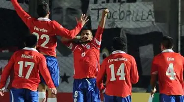 Gelandang Timnas Cile Arturo Vidal (tengah) merayakan gol yang disambut rekan-rekannya saat menghadapi Meksiko di ajang Copa America di San Juan, 4 Juli 2011. AFP PHOTO/ALEJANDRO PAGNI