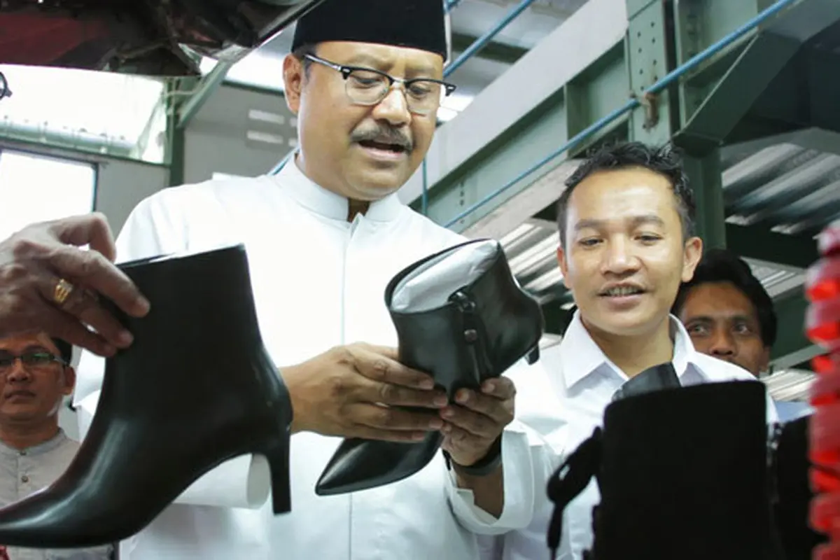 Kunjungi Pabrik Sepatu Madiun, Gus Ipul Komitmen Jaga Industri Padat Karya