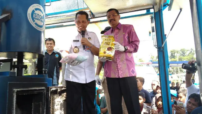 Kepala Badan Narkotika Nasional (BNN) Komjen Pol Budi Waseso melakukan pemusnahan barang bukti narkoba di Lapangan Merdeka, Medan, Sumatera Utara, Kamis 19 Oktober 2017. (Liputan6.com/Reza Efendi)