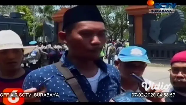 Ribuan petani tambak di Lamongan, Jawa Timur menggelar aksi unjuk rasa menolak Peraturan Menteri Pertanian Nomor 01 Tahun 2020 mengenai pupuk bersubsidi di kantor DPRD dan Kantor Bupati setempat.