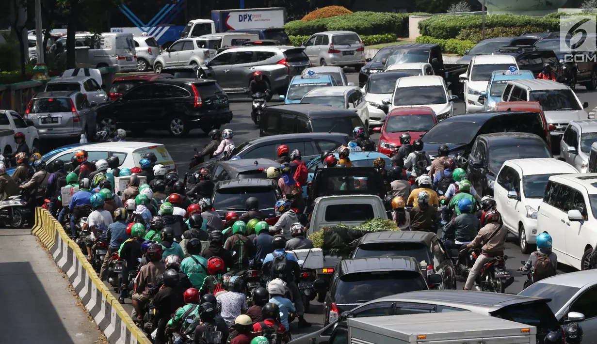 Kondisi lalu lintas semrawut saat penutupan ruas Jalan Veteran akibat adanya sidang sengketa Pilpres 2019 di Gedung Mahkamah Konstitusi (MK), Jakarta, Selasa (18/6/2019). Penutupan Jalan Veteran mengakibatkan kemacetan lalu lintas di sekitar kawasan tersebut. (Liputan6.com/JohanTallo)
