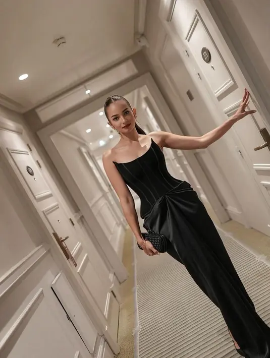 Dress model bustier berwarna hitam dengan detail drapery, ditambah dengan pulasan makeup bold sukses bikin Enzy terlihat mahal. [@enzystoria]