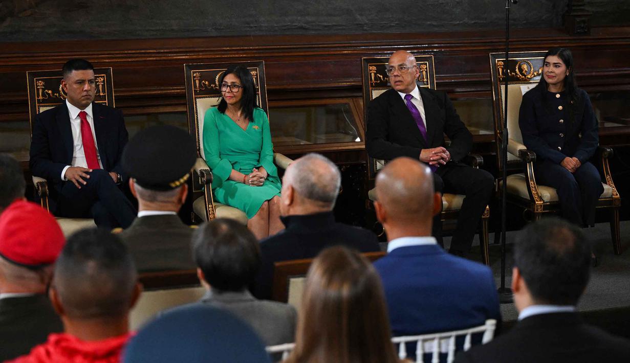 Delcy Rodriguez mengucapkan sumpah jabatan dihadapan Presiden Majelis Nasional Jorge Rodriguez dan anak Maduro, Nicolas Maduro Guerra. Tampak dalam foto, Presiden sementara Venezuela Delcy Rodriguez (kedua dari kiri), Ketua Majelis Nasional Jorge Rodriguez (kedua dari kanan), Wakil Ketua Pertama Majelis Nasional Pedro Infante (kiri) dan Wakil Ketua Kedua Grecia Colmenares menghadiri sidang Majelis Nasional di Caracas pada 5 Januari 2026. (Federico PARRA/AFP)