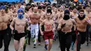 Ratusan pria berlari dengan setengah telanjang dalam acara "Real men's race" di Minsk, Belarusia, Kamis (23/2). Meski tampak bertelanjang dada, para pria tersebut tetap mengenakan topi untuk menghalau suhu yang cukup dingin. (Sergei GAPON/AFP)