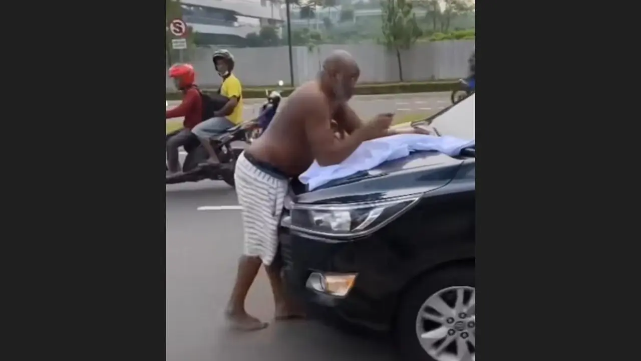 Seorang WNA berkulit hitam, tiba-tiba mencegat mobil yang tengah melintas di jalan raya