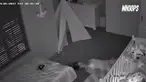Sang ibu merayap sambil telentang agar tak menimbulkan suara bising hingga anaknya terbangun.