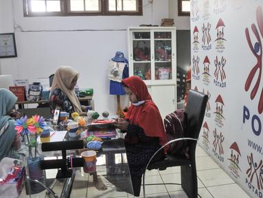 Anak-anak penyandang Down Syndrome saat mengikuti kelas kesenian dan kerajinan di Rumah Ceria Down Syndrome, Jakarta Selatan, Selasa (21/3/2023). (merdeka.com/Iqbal S. Nugroho)