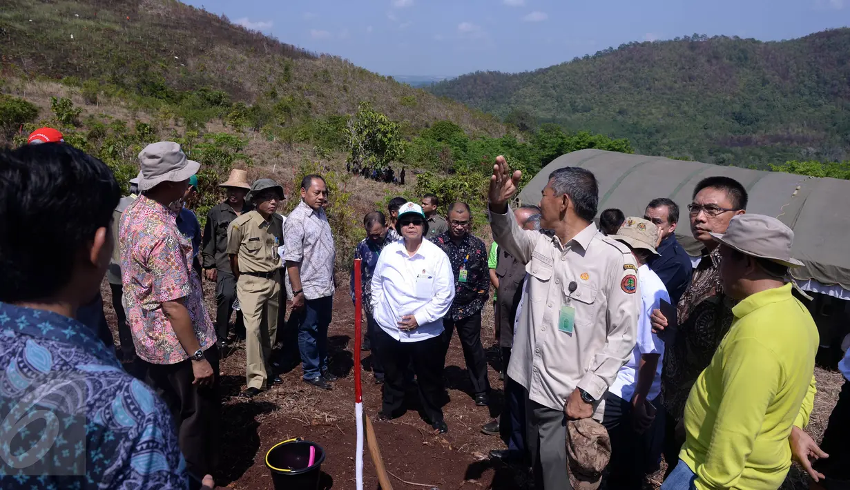 Menteri Lingkungan Hidup dan Kehutanan Siti Nurbaya (tengah) meninjau lokasi Penananaman Pohon dalam rangka HMPI di Taman Hutan Raya, Kalimantan Selatan, (25/11). HMPI akan resmi dibuka besok. (Liputan6.com/JohanTallo)
