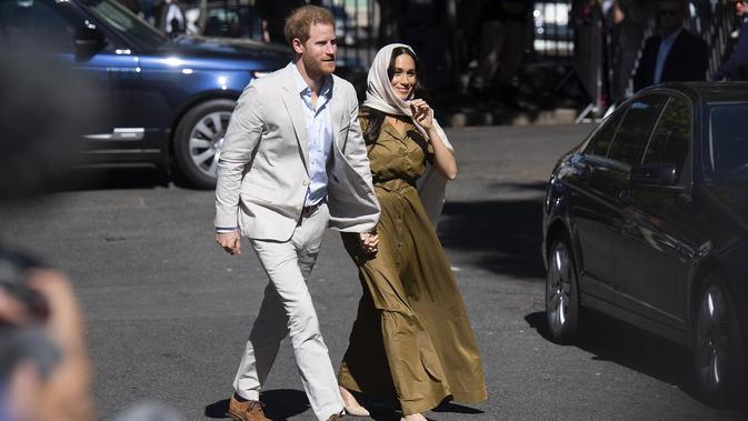 Meghan Markle dan Pangeran Harry saat mengunjungi masjid Auwal di Afrika Selatan (Sumber: AFP Photo/David Harrison)