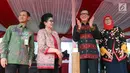 Menkes Nila F. Moeloek bersama Menkumham Yasonna H. Laoly mengikuti acara peringatan Hari Aids Sedunia di Lapas Narkotika Kelas IIA Cipinang, Jatinegara, Jakarta Timur, Senin (17/12). (Liputan6.com/Johan Tallo)