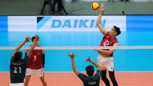 Pemain Timnas voli putra Indonesia, Rivan Nurmulki melakukan smash saat melawan Myanmar pada babak penyisihan Grup B SEA Games 2025 di di Stadion Indoor Huamark, Bangkok, Thailand, pada Senin (15/12/2025) pagi WIB. (Bola.com/Bagaskara Lazuardi)