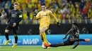 Gelandang Bodo/Glimt Hugo Vetlesen (tengah) berebut bola dengan pemain Arsenal Martin Odegaard dan Fabio Vieira pada pekan ke-4 Grup A Liga Europa 2022/2023 di Aspymra Stadion, Norwegia, Kamis malam (13/10/2022). Arsenal susah payah mengalahkan wakil Norwegia, Bodo/Glimt 1-0. (Fredrik Varfjell/NTB Scanpix via AP)