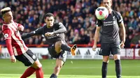 Bek Liverpool, Trent Alexander-Arnold, melepaskan tendangan saat melawan Sheffield United pada laga Premier League di Stadion Bramall Lane, Sabtu (28/9). Liverpool menang 1-0 atas Sheffield United. (AP/Rui Vieira)