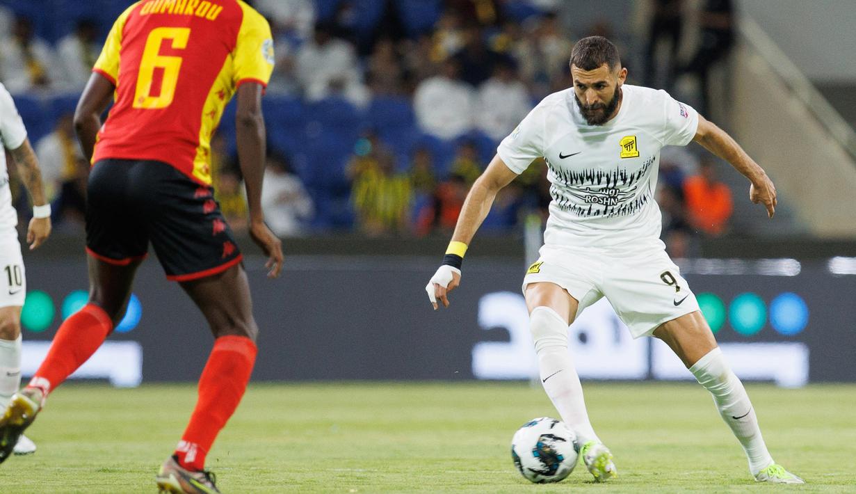 Benzema langsung menunjukkan kelasnya. Mantan bintang Real Madrid itu menyumbang satu gol dan satu assist dalam laga debutnya. (Photo by AFP)