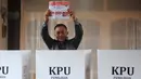 Dharma Pongrekun menggunakan hak suaranya di Tempat Pemungutan Suara (TPS) 31 di kawasan Lebak Bulus, Jakarta Selatan. (merdeka.com/Arie Basuki)