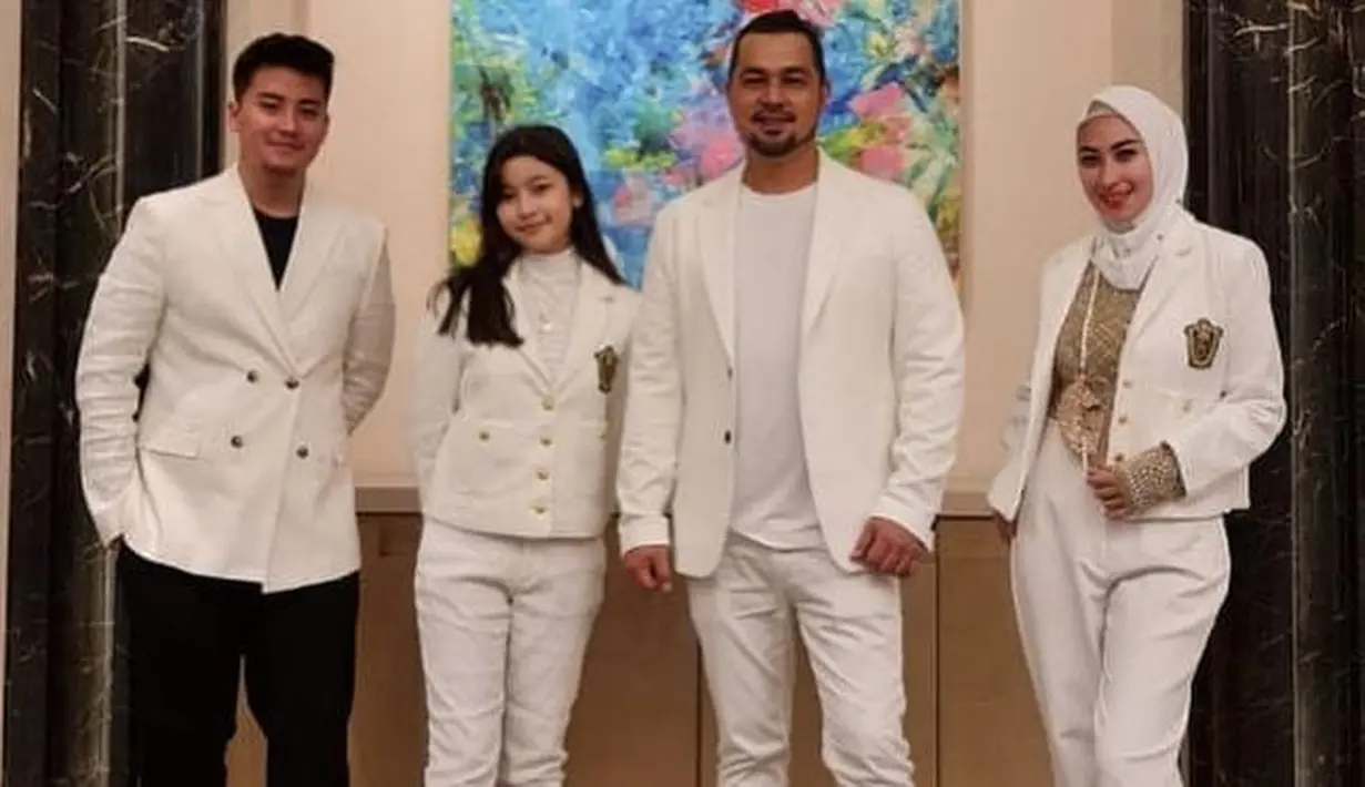 Kompak mengenakan pakain putih dengan keluarganya. Annisa mengenakan short blazer dengan inner cokelat. Dipadukan hijab dan celana warna senada. @hapsarianissa29