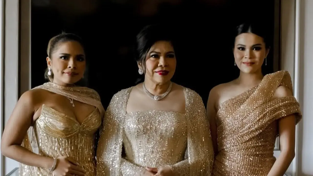 Gaya Glamor Keluarga Hotman Paris saat Resepsi Pernikahan Frank Hutapea-Winona Delany