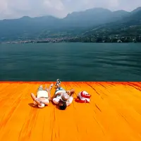 Floating Piers, Danau Iseo, Italia. (Stefano Rellandini/Reuters)