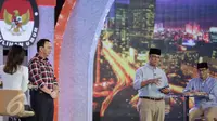 Anies Baswedan memberi pemaparan saat menjawab pertanyaan dari Ahok dalam debat terakhir Pilgub DKI Jakarta 2017 di Hotel Bidakara, Jakarta, Rabu (12/4). Debat ini mengangkat tema 'Dari Masyarakat untuk Jakarta'. (Liputan6.com/Faizal Fanani)