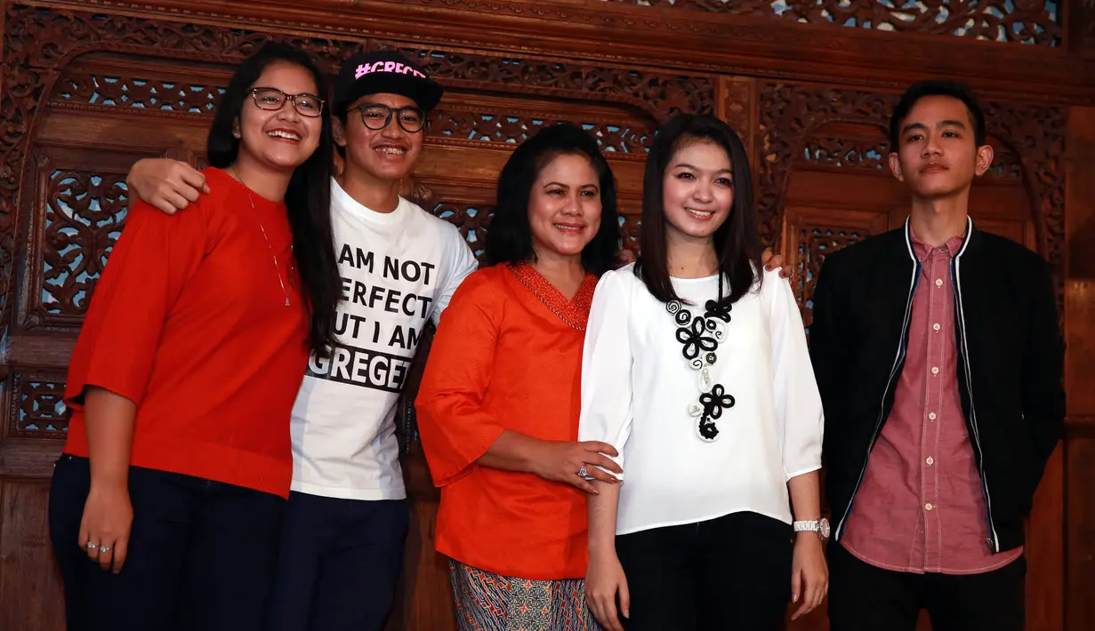 Preskon Iriana jokowi,Gibran Rakabuming Raka & Selvi Ananda Putri @ Gedung Saba Buana ( Solo ) (M. Akrom Sukarya/bintang.com)