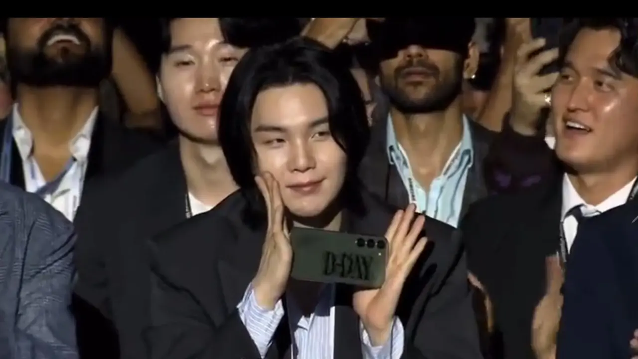 Suga BTS pamer HP Samsung-nya di Samsung Unpacked 2023 sambil malu-malu (Foto: Screenshot Samsung Unpacked).
