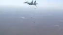 Sebuah rekaman video yang dirilis oleh Kementerian Pertahanan Rusia pada, Kamis (18/8) memperlihatkan aktivitas jet tempur Rusia Sukhoi Su-34 menyerang wilayah kekuasaan ISIS di Deir ez-Zor, Suriah. (REUTERS)